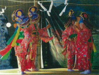 子どもたちが大瓜神楽を踊っている写真の画像